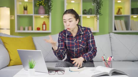 Mujer-Asiática-Frustrada-Trabajando-En-Una-Computadora-Portátil.